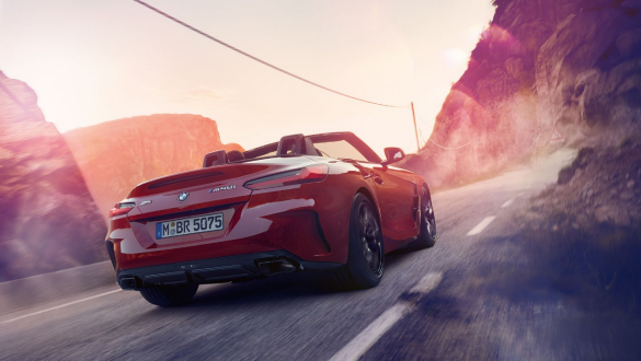 BMW Z4 Roadster variable Vista trasera conduciendo el BMW Z4 Roadster en las montañas.