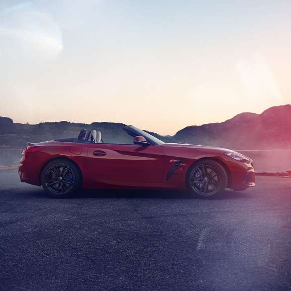 Toma lateral del BMW Z4 Roadster Toma lateral del BMW Z4 Roadster frente a una vista montañosa