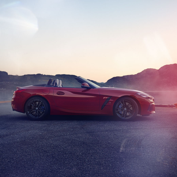 Toma lateral del BMW Z4 Roadster Toma lateral del BMW Z4 Roadster frente a una vista montañosa