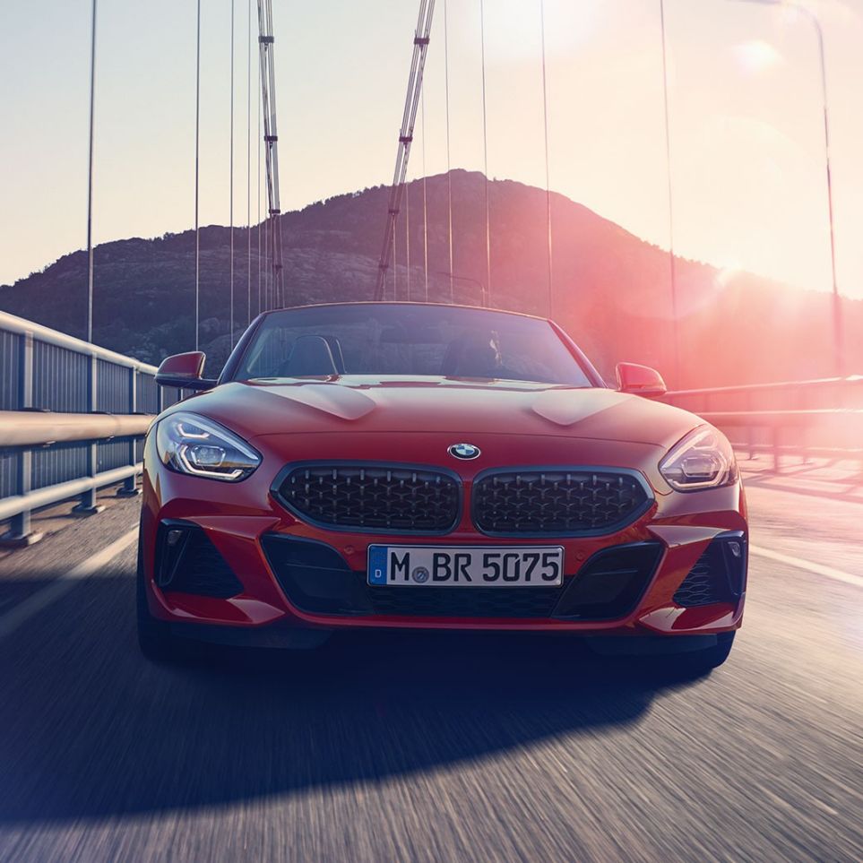 BMW Z4 Roadster en un puente Vista delantera del BMW Z4 Roadster en un puente