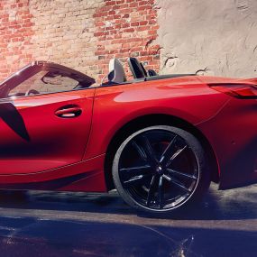 Toma lateral del BMW Z4 Roadster Toma lateral del BMW Z4 Roadster frente a un muro de ladrillos