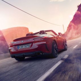 Toma trasera del BMW Z4 Roadster Toma trasera del BMW Z4 Roadster en un camino rural