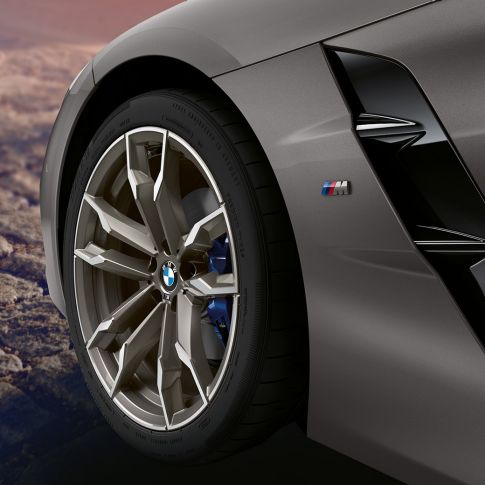 Rin delantero del BMW Z4 Roadster Rin delantero de un BMW Z4 Roadster gris