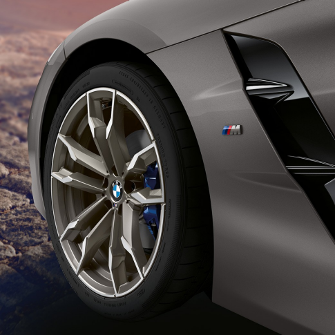 Rin delantero del BMW Z4 Roadster Rin delantero de un BMW Z4 Roadster gris