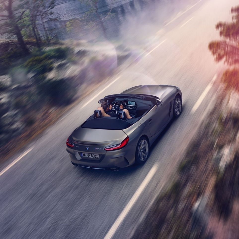BMW Z4 Roadster desde arriba BMW Z4 Roadster gris en movimiento desde arriba