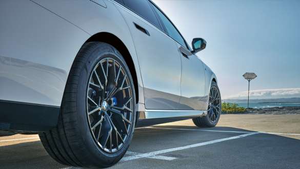 Llanta de aleación ligera M Performance de 20 pulgadas con radios en Y estilo 911 M, en Jet Black mate, juego de ruedas completas de verano. BMW G70 Llanta de aleación ligera M Performance de 20 pulgadas con radios en Y estilo 911 M, en Jet Black mate, juego de ruedas completas de verano.