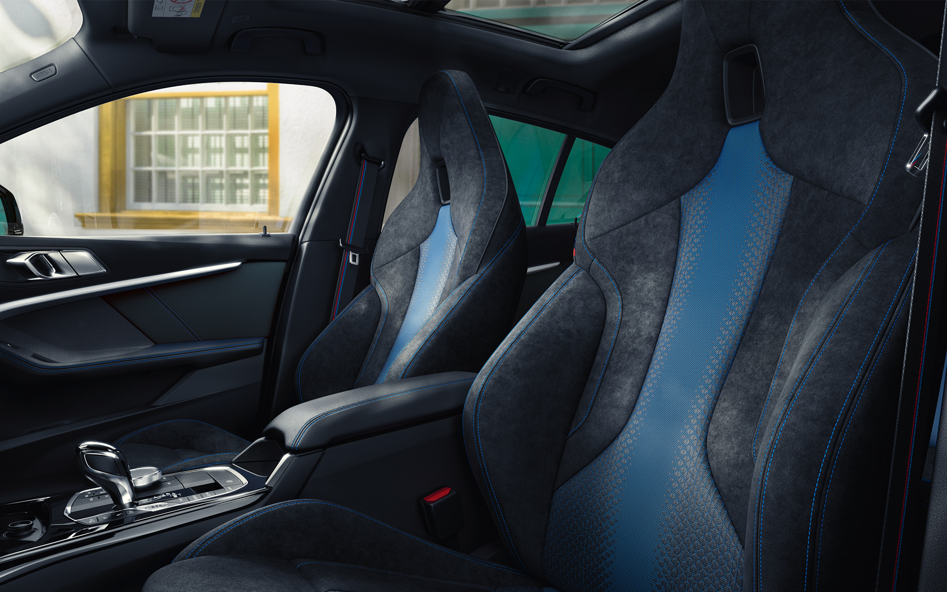 Asientos M Sport del BMW Serie 1 F40 Asientos M Sport ergonómicos en el BMW Serie 1 F40 con costura de contraste Blue y reposacabezas integrados
