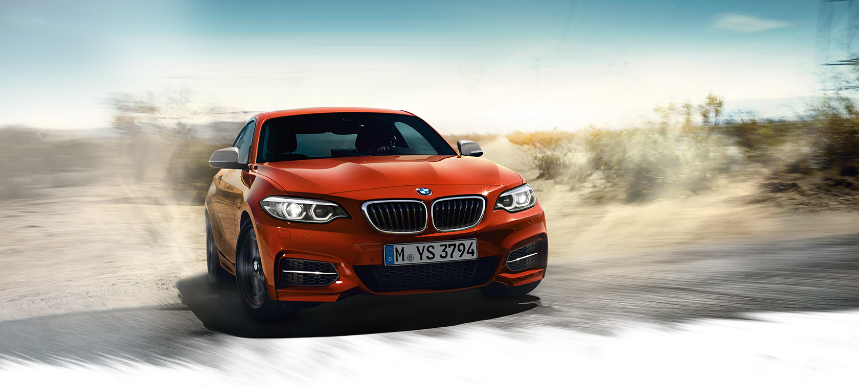 BMW Serie 2 Coupé rojo: vista frontal con detalle parrilla BMW Serie 2 Coupé rojo: vista frontal con detalle parrilla