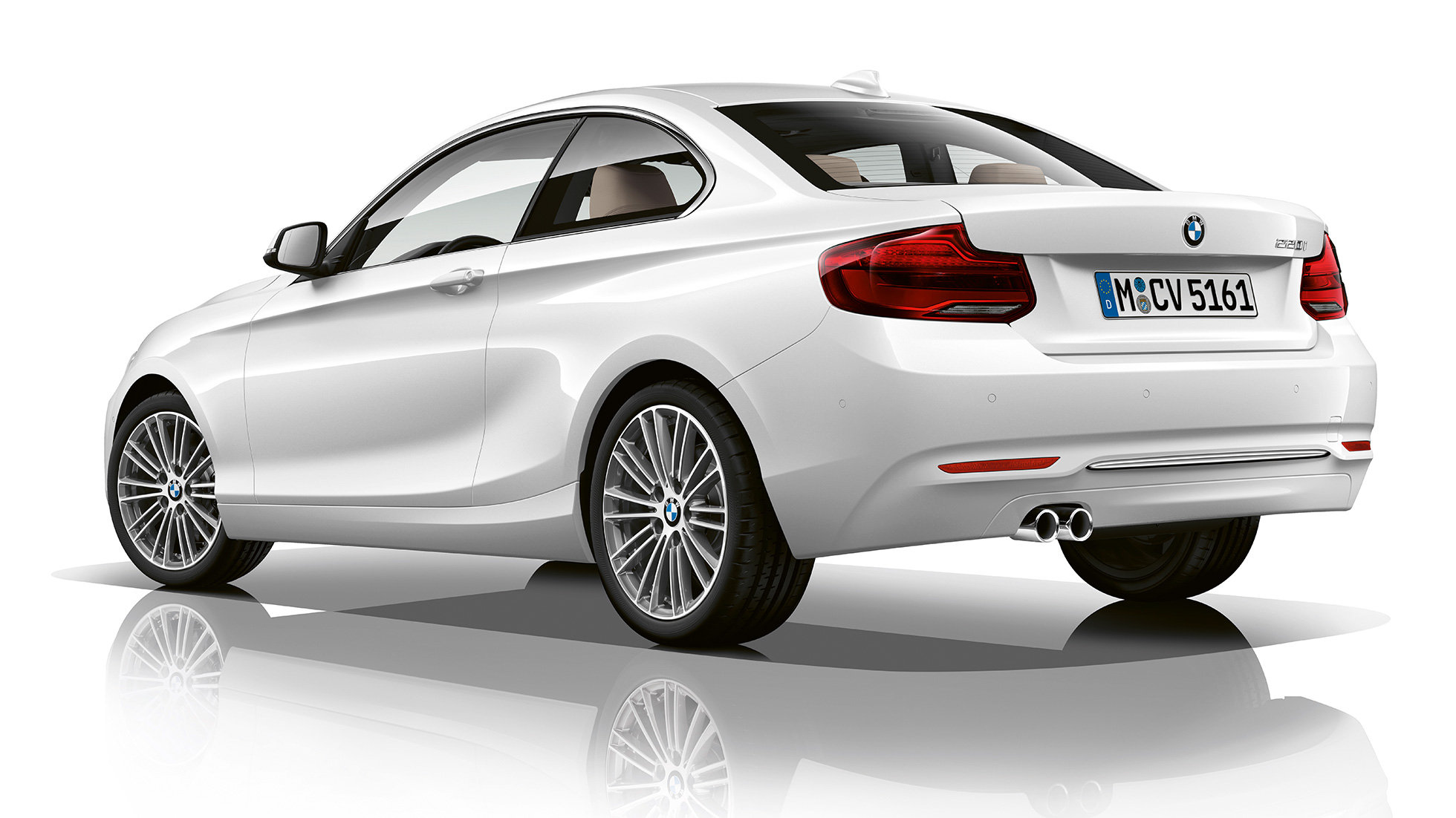 BMW Serie 2 Coupé, toma trasera de tres cuartos del Modelo Luxury Line BMW Serie 2 Coupé, toma trasera de tres cuartos del Modelo Luxury Line