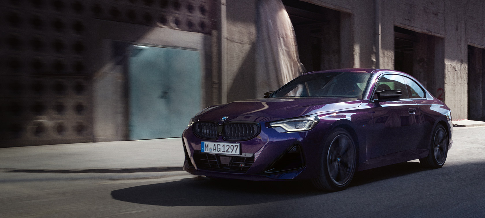 BMW Serie 2 Coupé G42 2024 Thundernight metalizado Vista de tres cuartos del frontal, en marcha