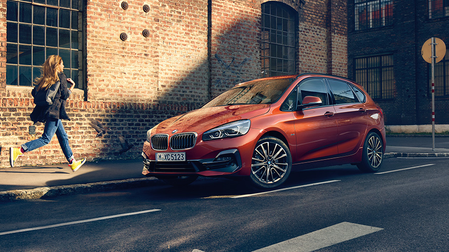 BMW Serie 2 BMW Serie 2 Active Tourer F45 Vista de tres cuartos del lateral, en marcha por la carretera BMW 2 Series BMW 2 Series Active Tourer F45 three-quarter side view driving on the street