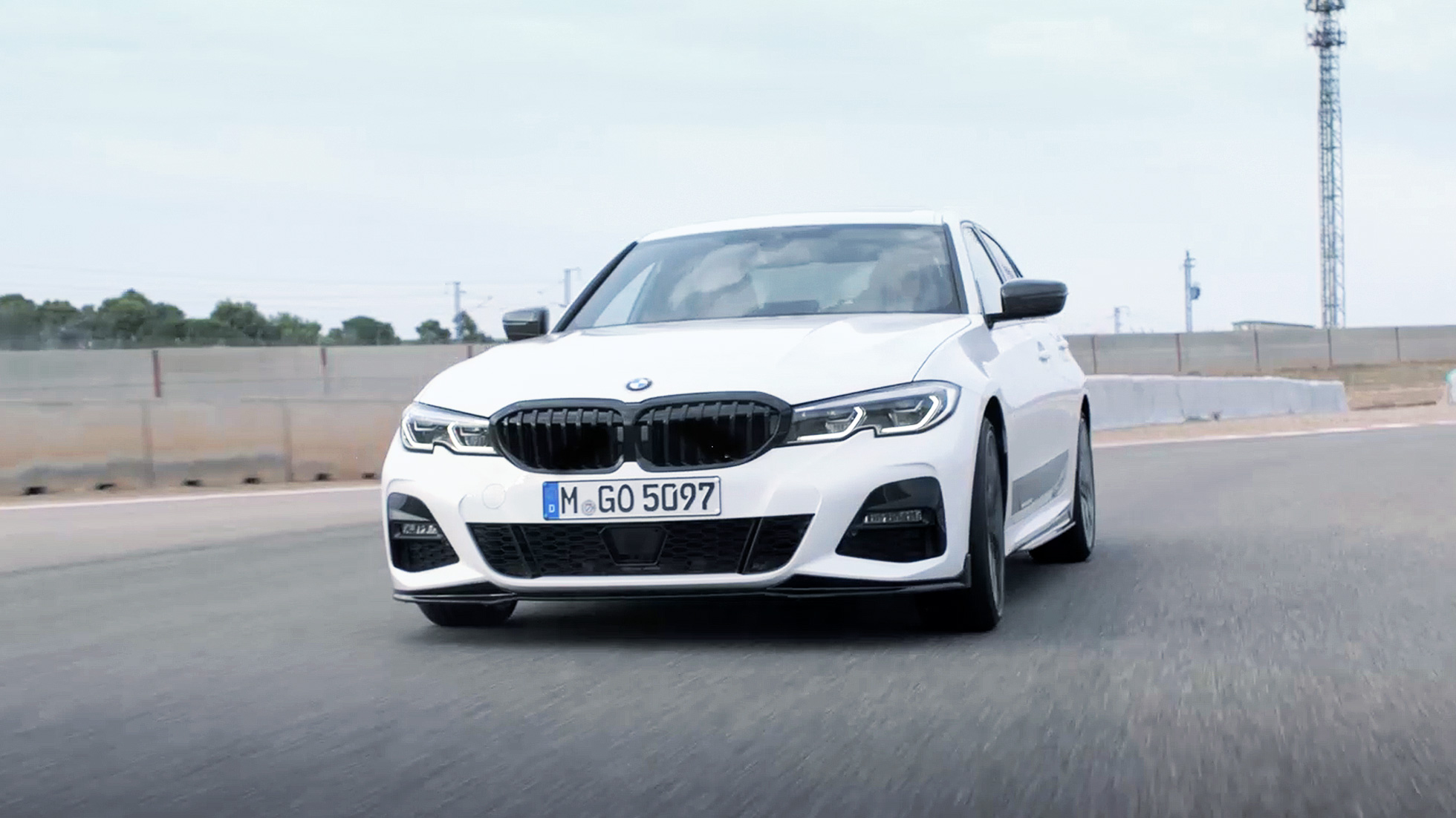 BMW Serie 3, Accesorios M Performance Vista de tres cuartos del frontal del BMW Serie 3 con Accesorios M Performance