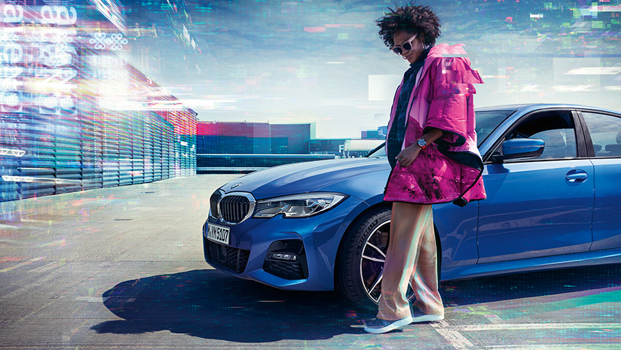 BMW Serie 3 (G20), Portimao Blue metallic, 7/8 frontal BMW Serie 3 (G20), Portimao Blue metallic, 7/8 frontal en un aparcamiento con persona en primer plano