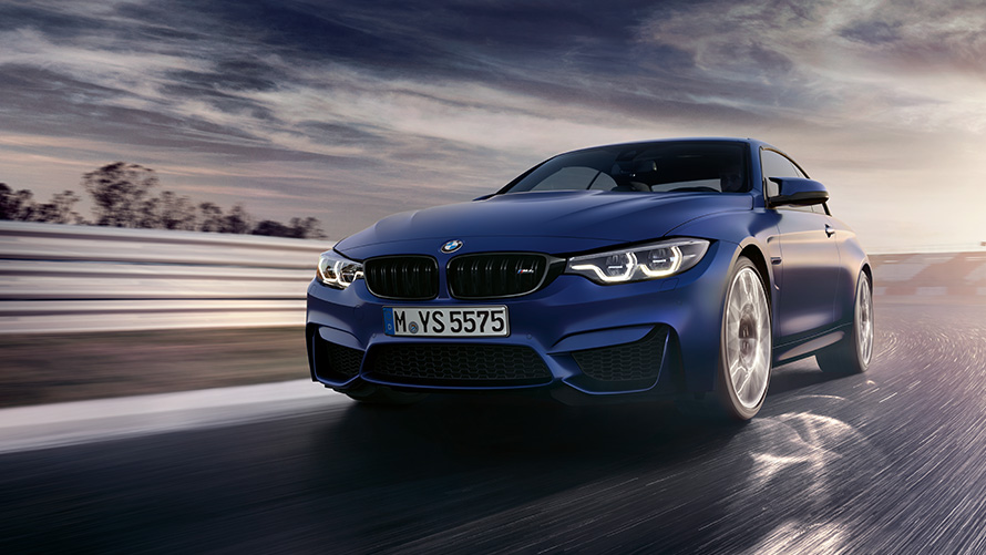 BMW M4 Coupé toma en movimiento