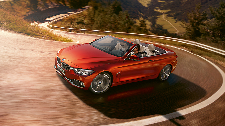 Toma en movimiento del BMW Serie 4 Convertible