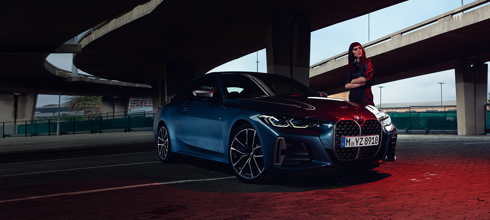 BMW Serie 4 Coupé G22 2020 Vista de tres cuartos del frontal con modelo