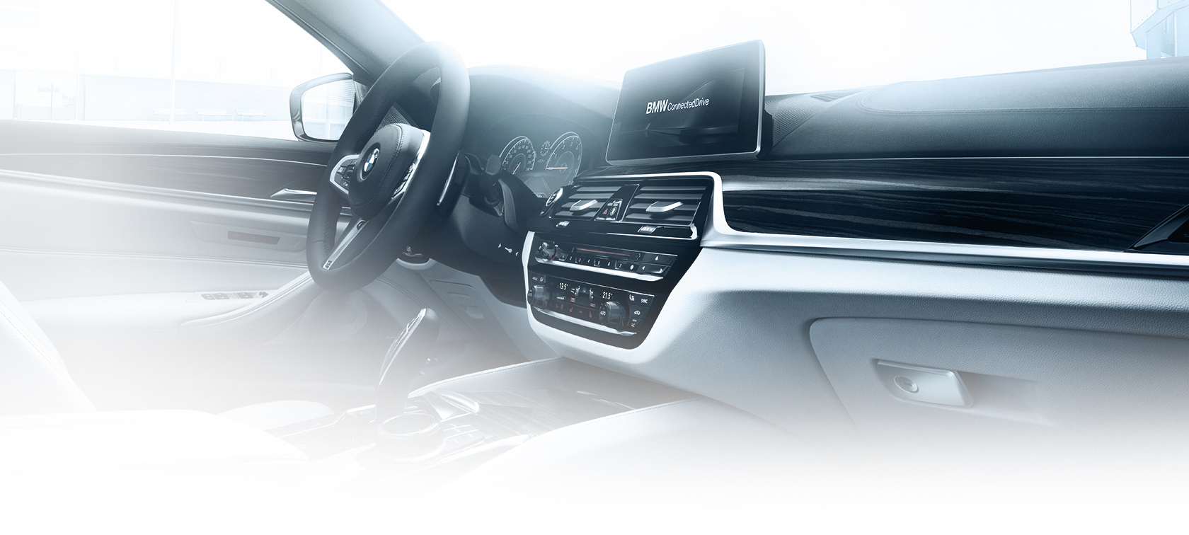 BMW Serie 5 Sedán: detalle de interiores, volante y BMW Connecteddrive BMW Serie 5 Sedán: detalle de interiores, volante y BMW Connecteddrive
