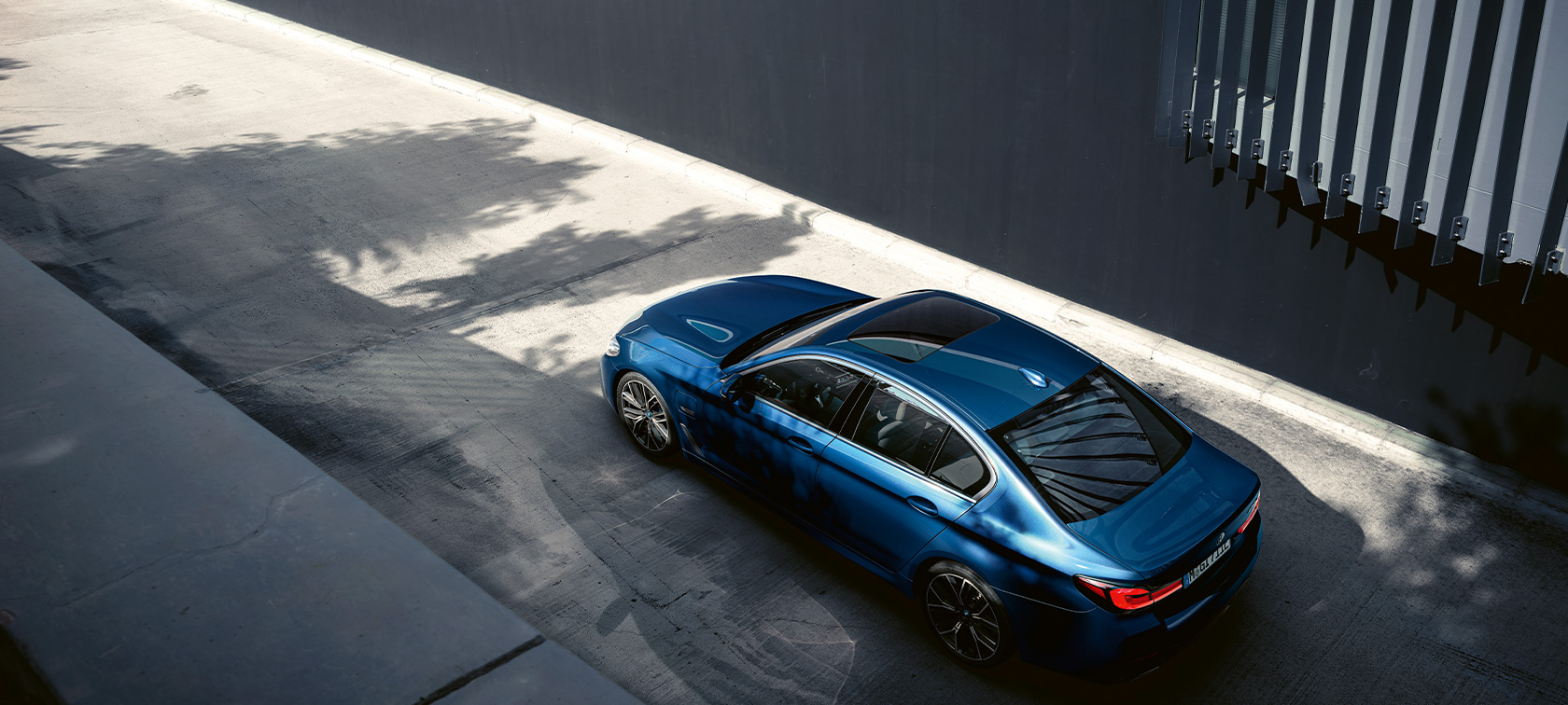 Atractivo diseño del auto híbrido Serie 5 Sedan Vista aérea del coche híbrido en México Serie 5 Sedan