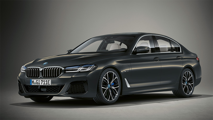 BMW Serie 5 Individual G30 Renovación 2020 tres cuartos del frontal, parado, en BMW Individual Dravit Grey metallic