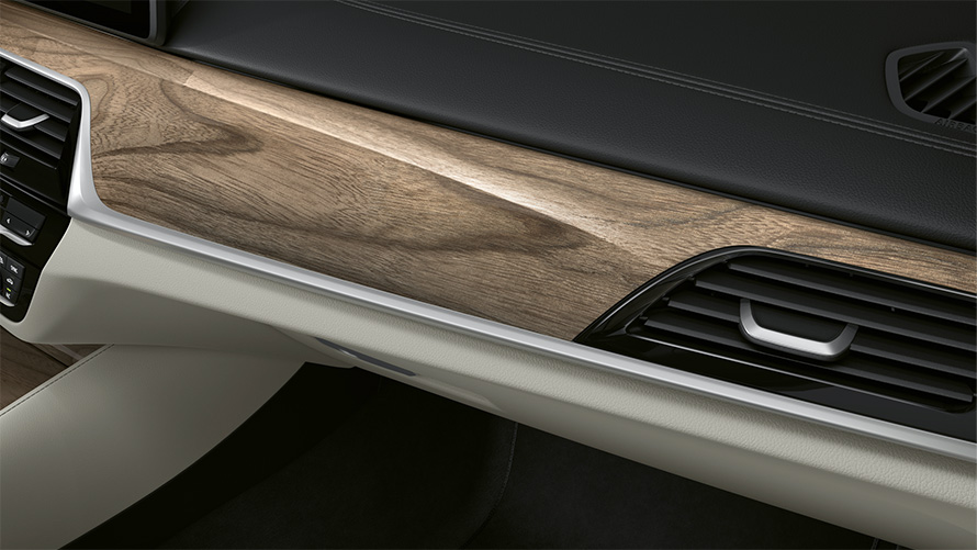 BMW Serie 5 G30 Renovación 2020 puesto de conducción en detalle, molduras interiores de madera noble BMW Individual Sen marrón claro
