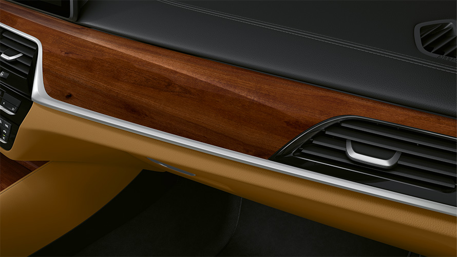 BMW Serie 5 G30 Renovación 2020 puesto de conducción en detalle, molduras interiores de madera noble BMW Individual marrón ciruela con perfil cromo perlado