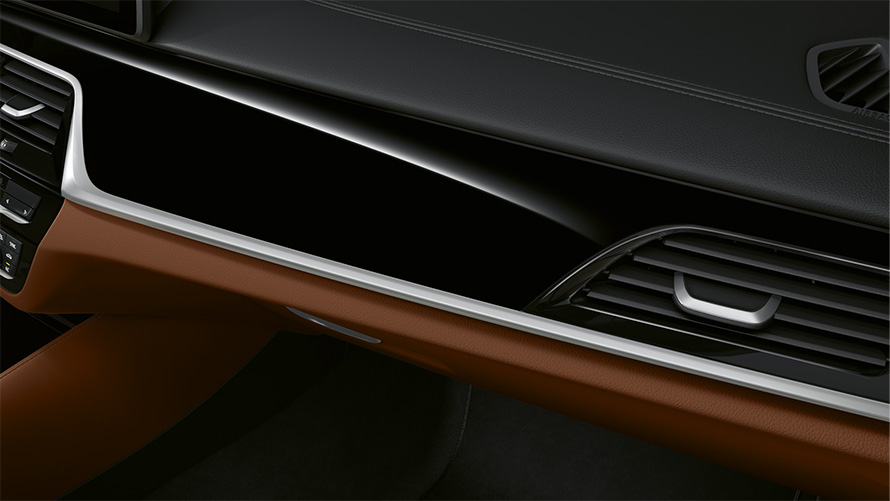 BMW Serie 5 G30 Renovación 2020 puesto de conducción en detalle, molduras interiores BMW Individual piano black