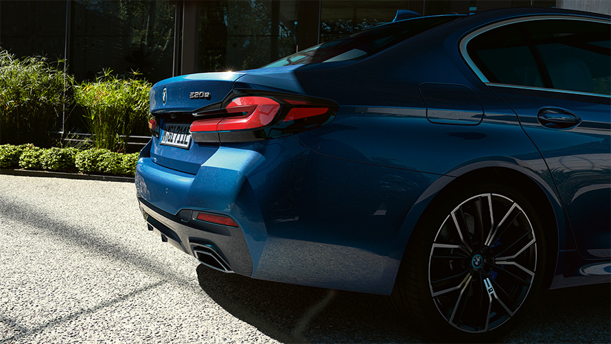 Tubos de escape de forma libre BMW Serie 5 G30 Renovación 2020 Phytonic Blue, primer plano, zaga