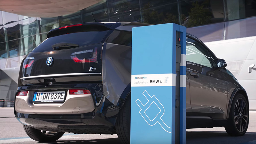 BMW i3 en un punto de carga BMW i3 en un punto de carga, vista de tres cuartos de la zaga