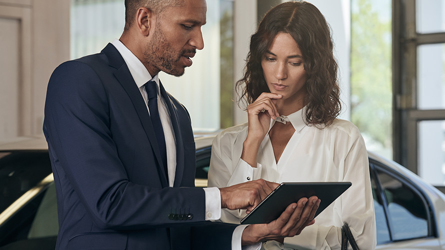 El personal de BMW asesora a una clienta El personal de BMW asesora a una clienta