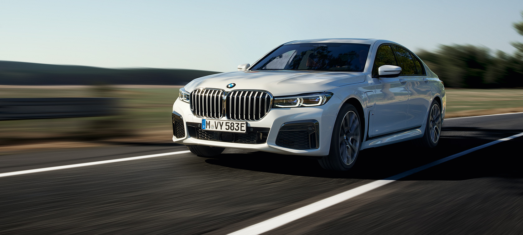 BMW Serie 7 Híbrido Enchufable G11 G12 vista de tres cuartos del frontal, circulando BMW Serie 7 Híbrido Enchufable G11 G12 vista de tres cuartos del frontal, circulando por la carretera