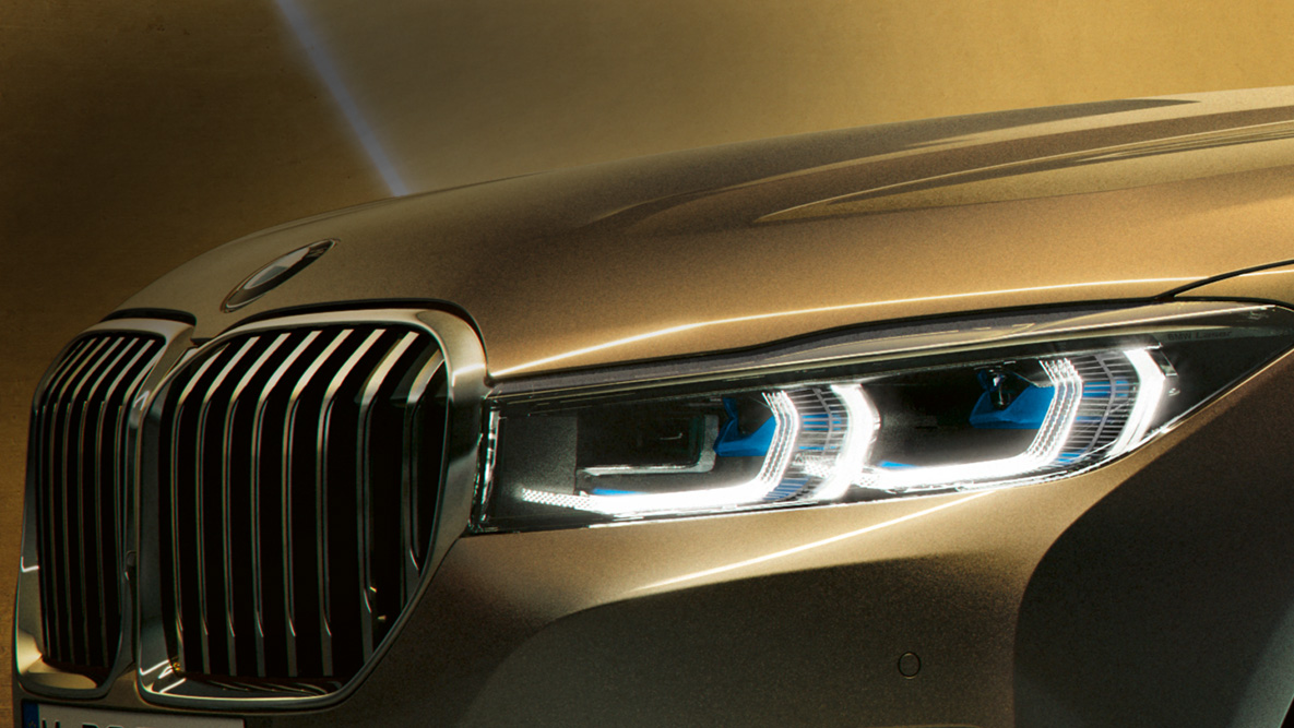 Luz láser del BMW Serie 7 Sedán BMW Serie 7 Sedán: acercamiento de la luz láser con haces de luz color azul-blanco
