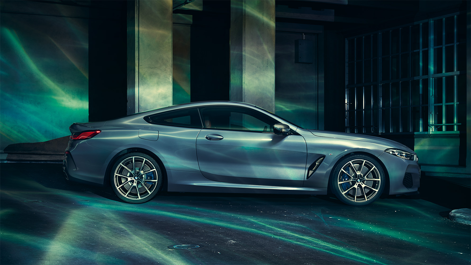 El BMW Serie 8, vista lateral Una imagen sin movimiento del BMW Serie 8 Coupé de la parte lateral en un escenario urbano.