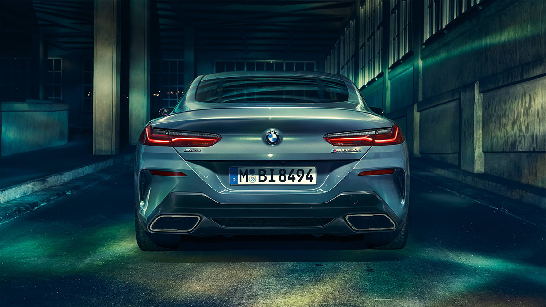 BMW Serie 8 Coupé, vista trasera Vista trasera del BMW Serie 8 Coupé de noche en un escenario urbano.