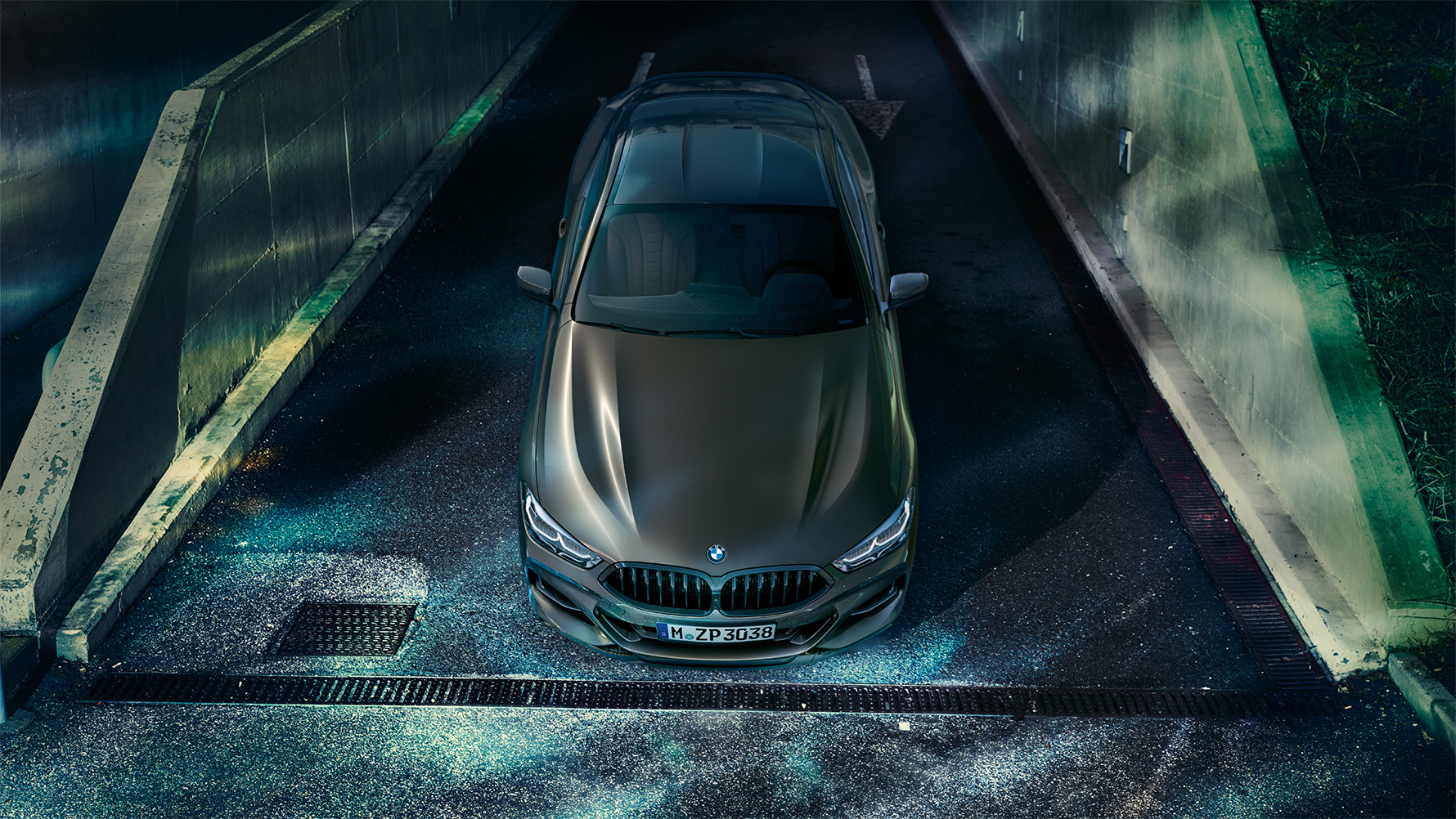 Imagen frontal sin movimiento del BMW Serie 8 Coupé con equipo de BMW Individual en un escenario urbano de noche. Imagen frontal sin movimiento del BMW Serie 8 Coupé con equipo de BMW Individual en un escenario urbano de noche.