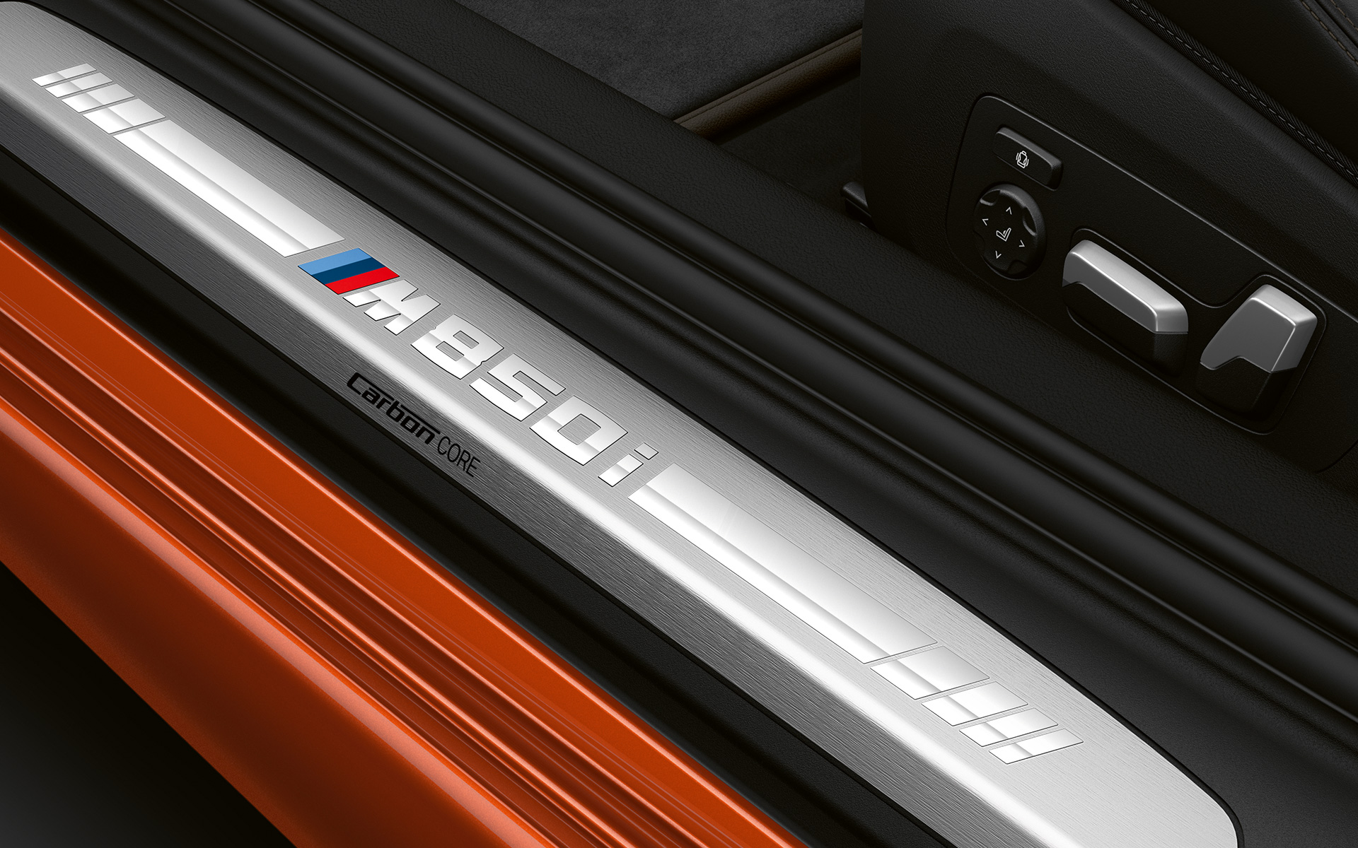 BMW Serie 8 Coupé, molduras de la puerta M850i Acercamiento de molduras de la puerta del BMW Serie 8 Coupé con el logo M850i.