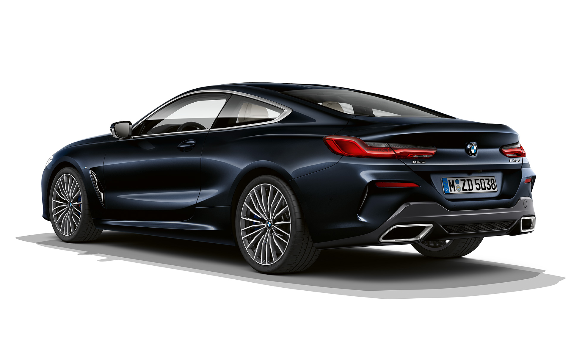 BMW Serie 8 Coupé, negro carbono metálico Imagen sin movimiento del BMW Serie 8 Coupé en negro carbono metálico frente a un fondo blanco.