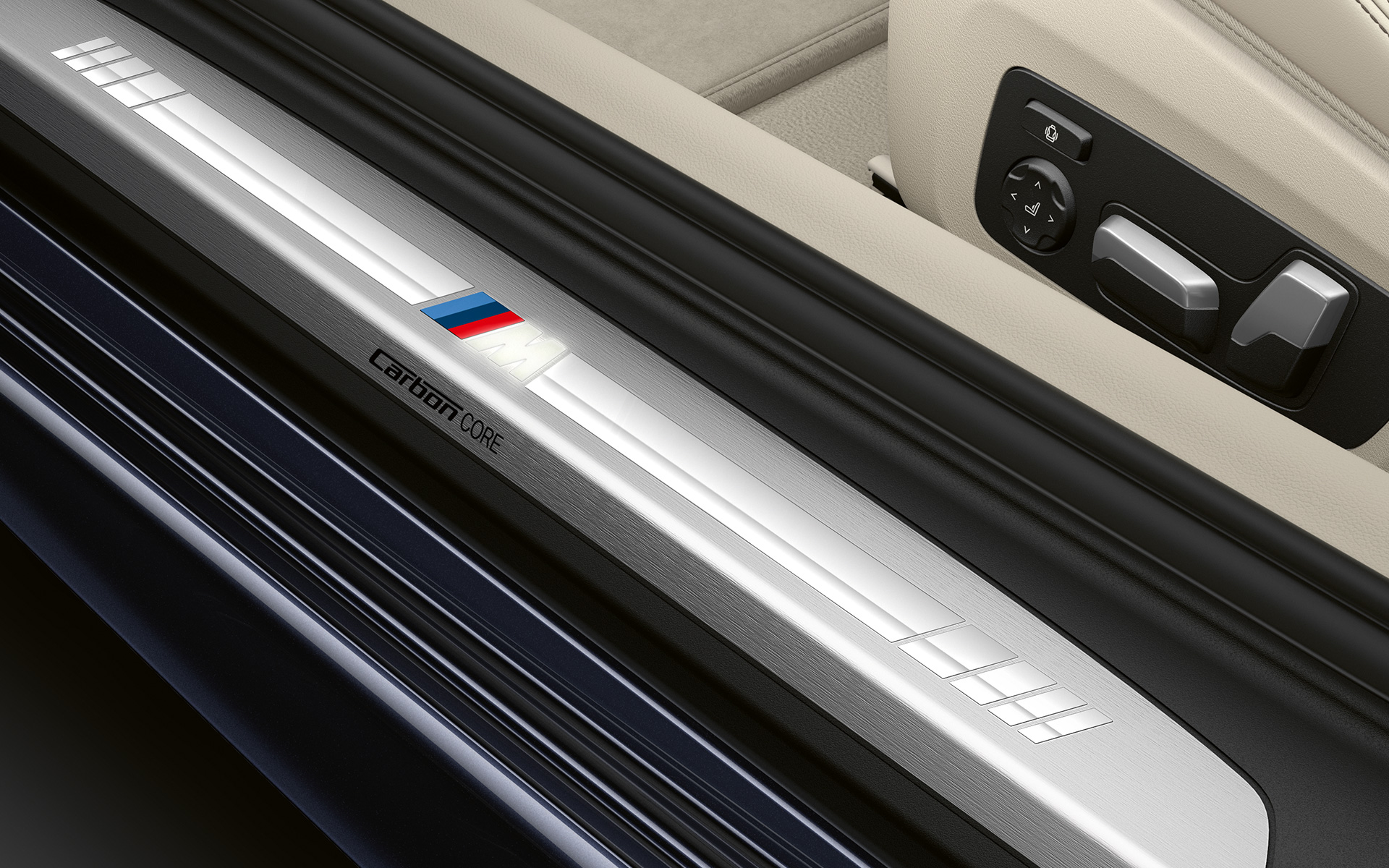 BMW Serie 8 Coupé, molduras de la puerta con logo M Acercamiento de molduras de la puerta del BMW Serie 8 Coupé con el logo M.