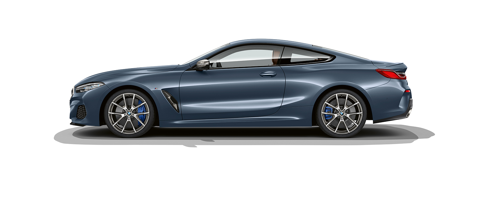 Imagen sin movimiento del BMW Serie 8 Coupé Imagen sin movimiento del BMW Serie 8 Coupé desde la parte lateral frente a un fondo blanco.