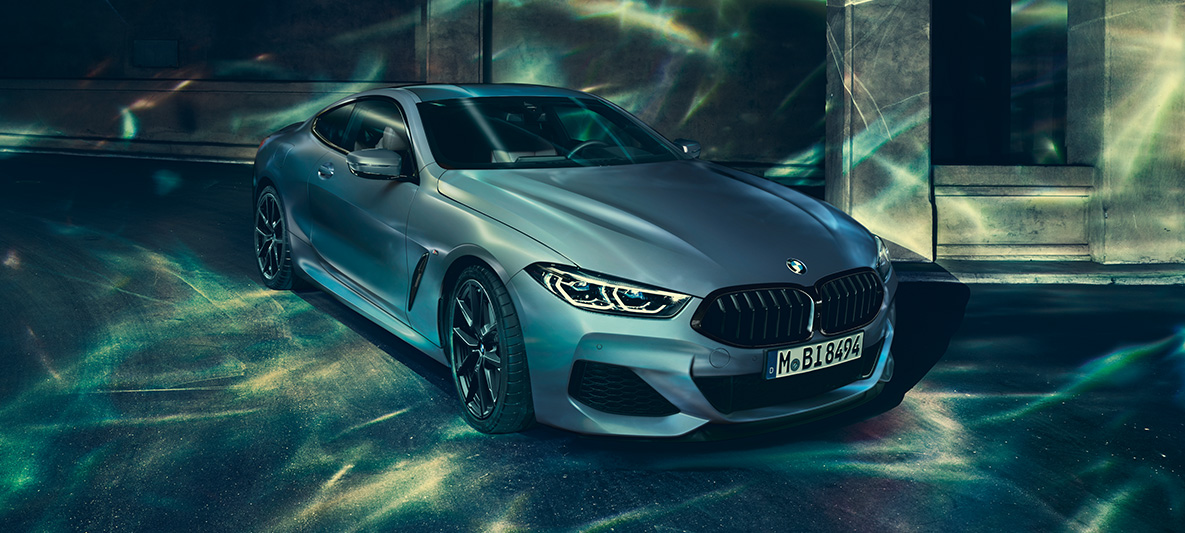 El BMW M850i Coupé First Edition, frente tres cuartos Toma frontal de tres cuartos del BMW M850i Coupé First Edition en entorno urbano.