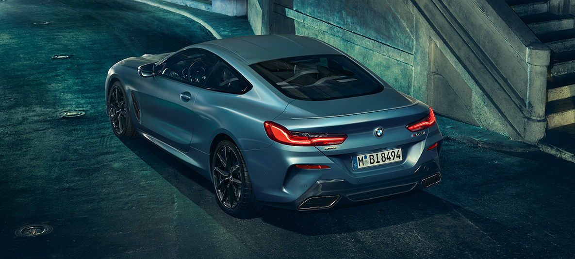 El BMW 850i Coupé First Edition, trasera tres cuartos Toma trasera de tres cuartos del BMW M850i Coupé First Edition en un entorno urbano.
