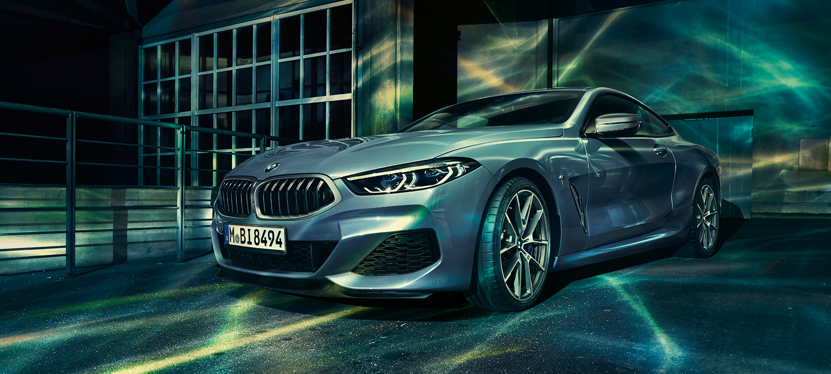 BMW Serie 8 imagen frontal. BMW Serie 8 imagen frontal en ciudad.