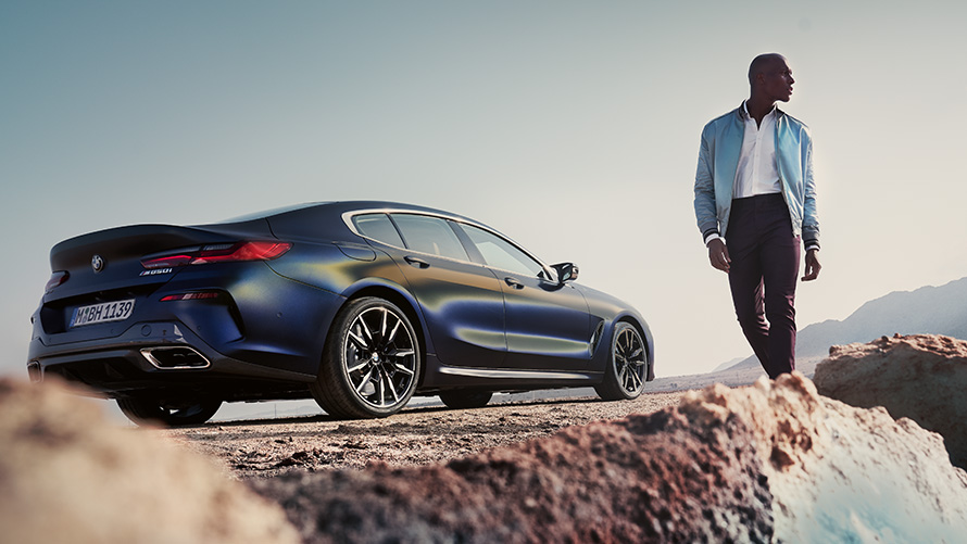 El Nuevo BMW Serie 8 Gran Coupé G16 LCI Renovación, vista de tres cuartos de la zaga, con modelo masculino, perspectiva desde ángulo inferior El Nuevo BMW Serie 8 Gran Coupé G16 LCI Renovación, vista de tres cuartos de la zaga, con modelo masculino, perspectiva desde ángulo inferior