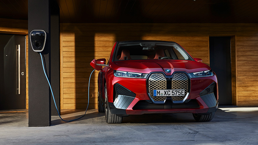 BMW iX i20 SUV eléctrico BMW iX xDrive50, cargar BMW iX i20 2021 SUV eléctrico BMW iX xDrive50, Aventurinrot, carga en un BMW Wallbox, cargar