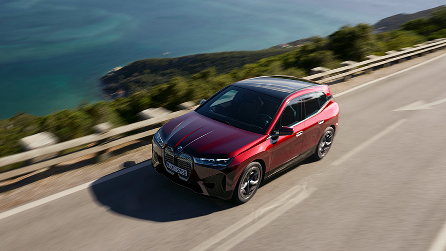 BMW iX i20 SUV eléctrico BMW iX xDrive50, prestaciones BMW iX i20 2021 SUV eléctrico BMW iX xDrive50, Aventurinrot, en marcha en carretera, prestaciones