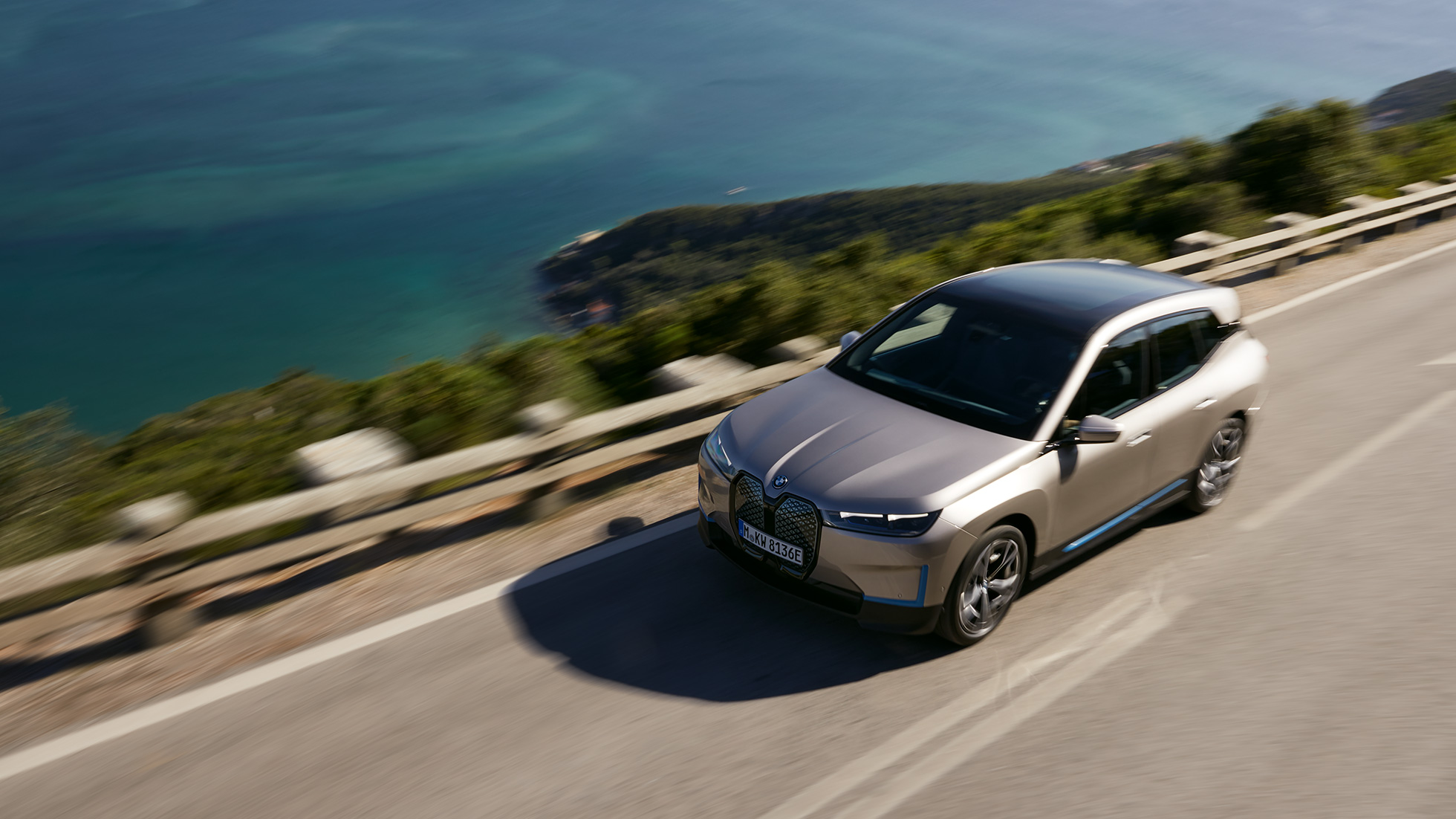 BMW iX vista de pájaro en el camino BMW iX Cashmere Silver i20 vista de pájaro en el camino