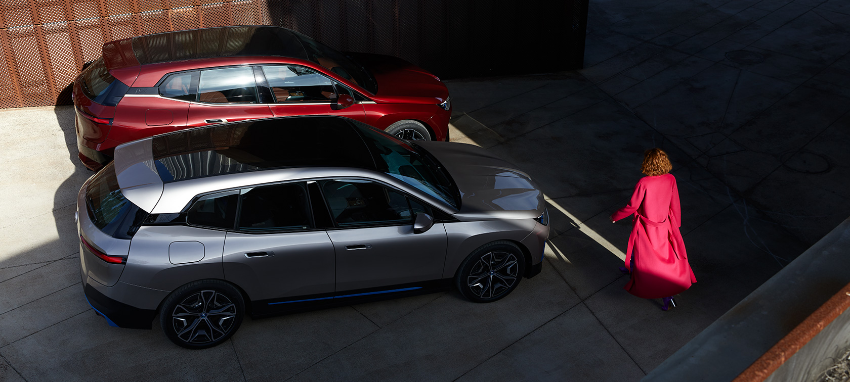 BMW iX vista de pájaro con modelo BMW iX Aventurin Red and Cashmere Silver i20 vista de pájaro con modelo
