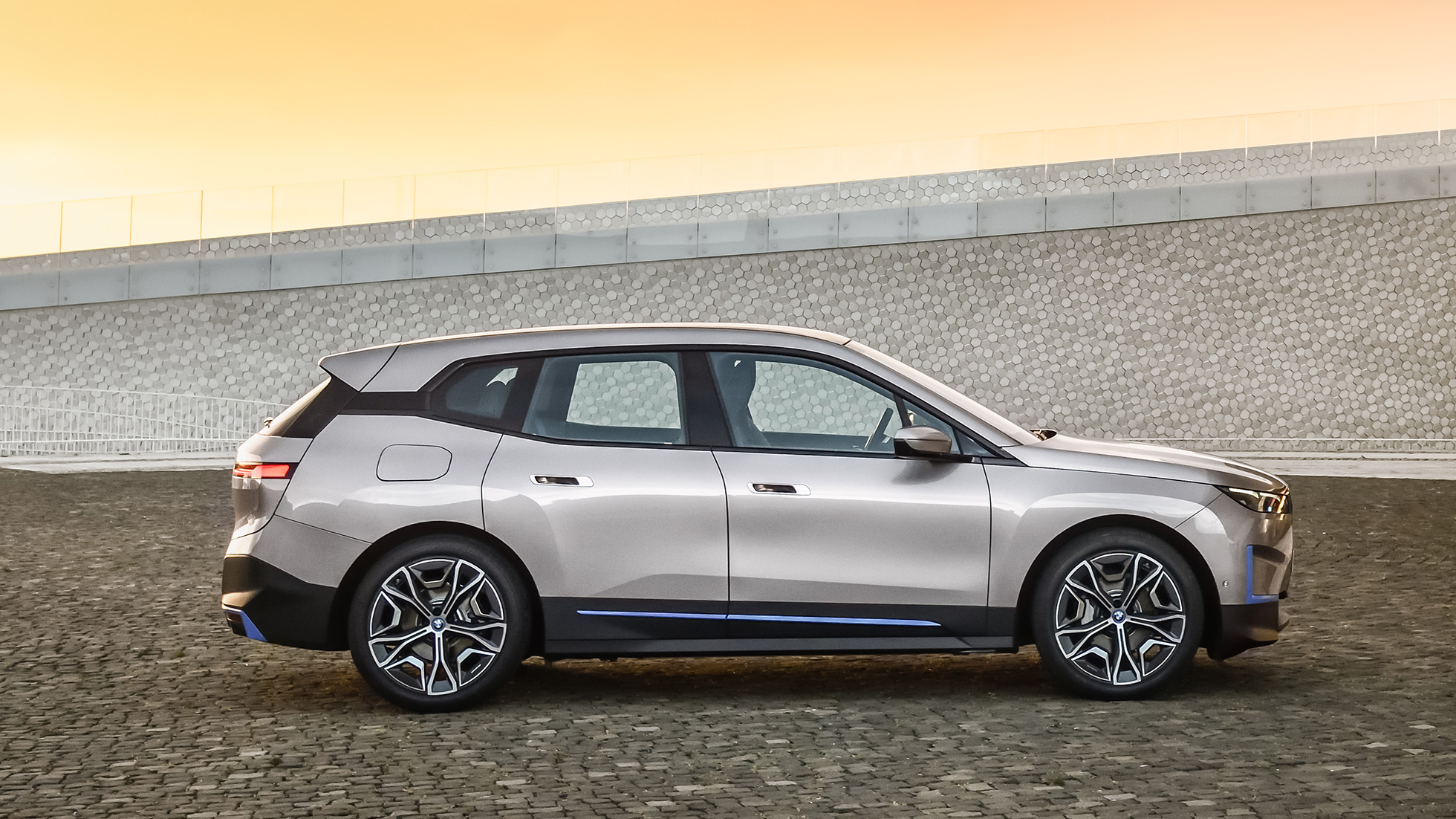 BMW iX vista lateral detenido BMW iX Cashmere Silver i20 vista lateral detenido