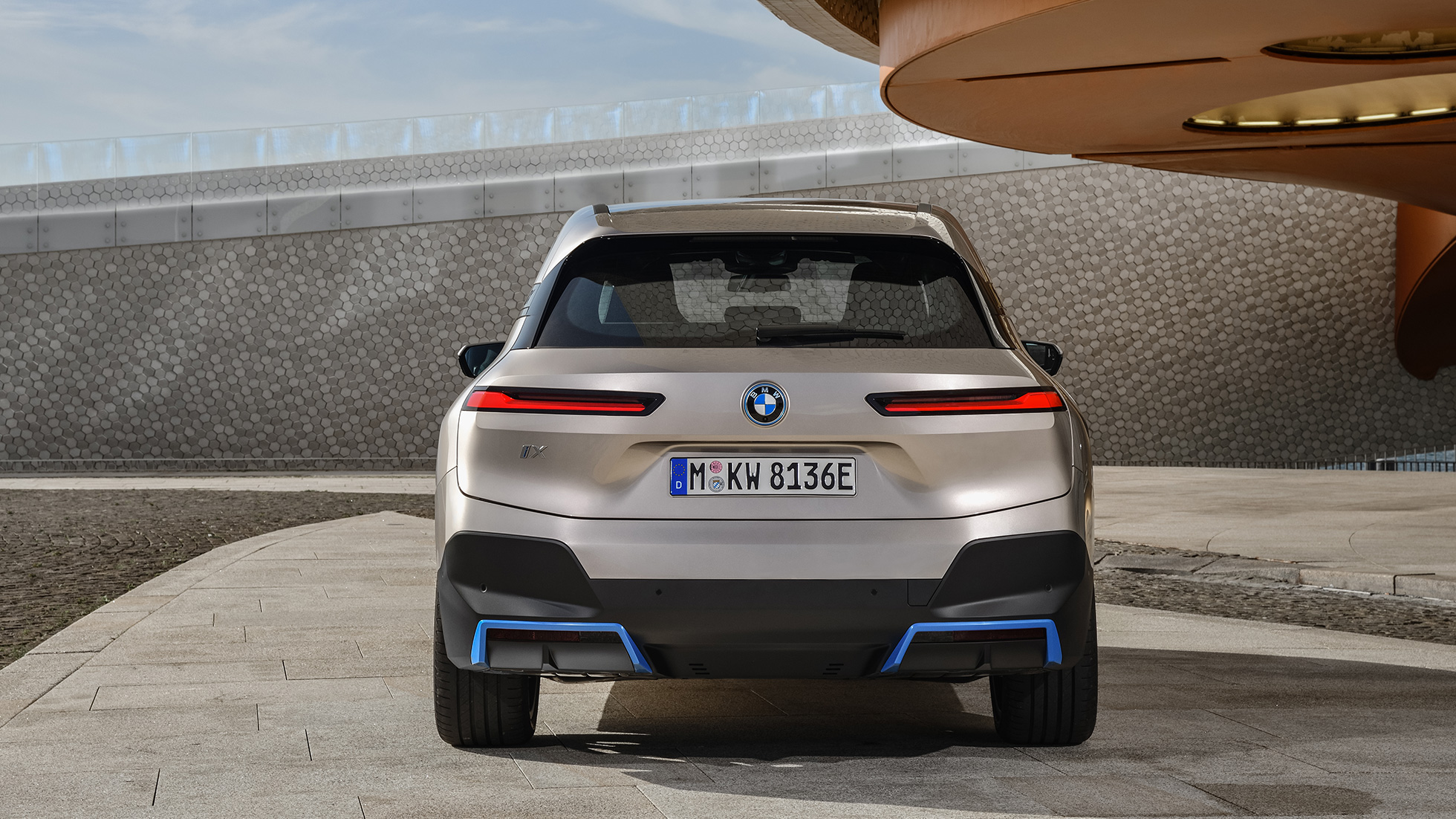 BMW iX vista trasera detenido BMW iX Cashmere Silver i20 vista trasera detenido