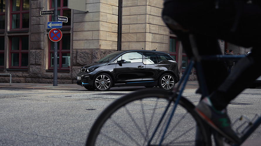 BMW i3 negro fascina a las personas en las calles de la ciudad BMW i3 negro fascina a las personas en las calles de la ciudad
