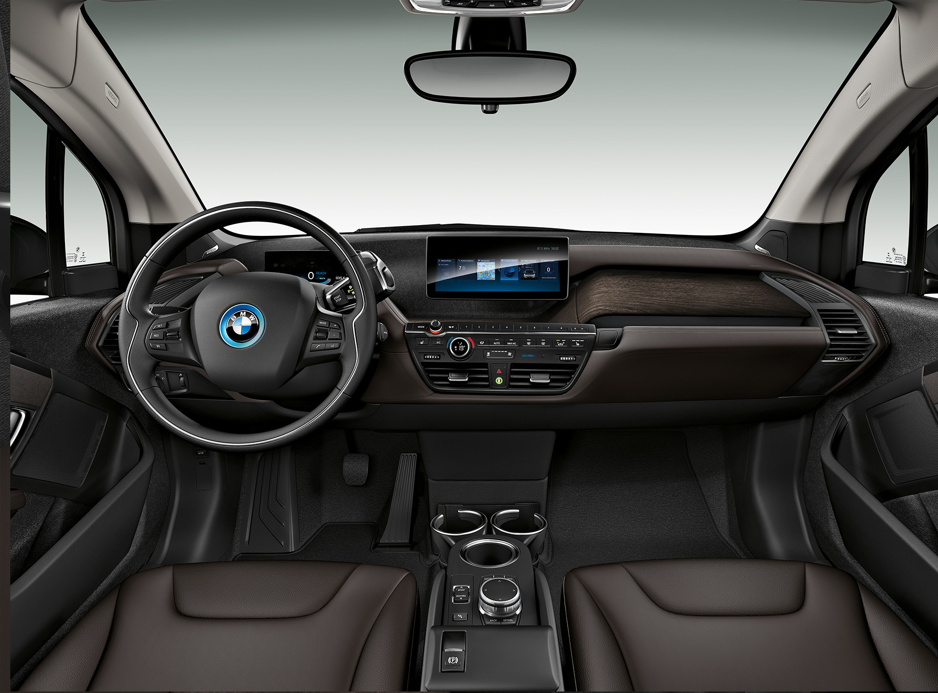 BMW i3: detalle de interiores, volante y BMW Connecteddrive BMW i3: detalle de interiores, volante y BMW Connecteddrive